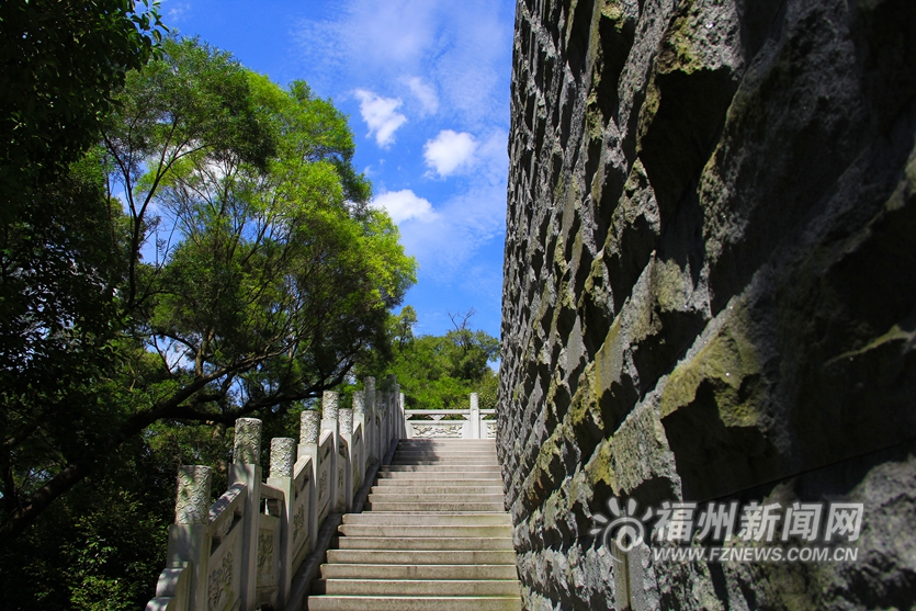 屏山涵黛独登楼