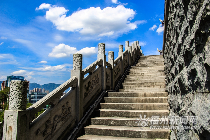 屏山涵黛独登楼