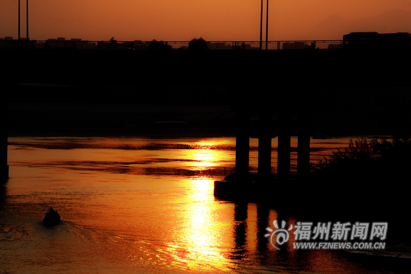 在幕色里　沉入闽江的月夜